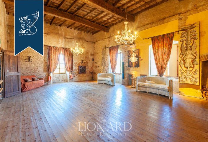 Image No.20-6 Bed Property for sale