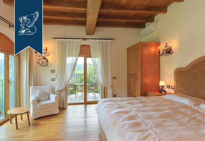 Image No.40-10 Bed Property for sale