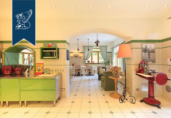 Image No.44-10 Bed Property for sale