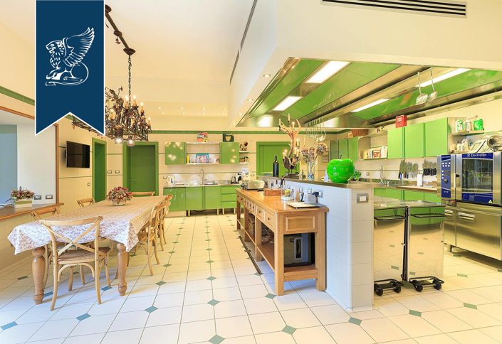 Image No.45-10 Bed Property for sale