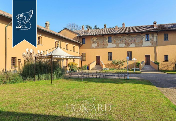 Image No.18-10 Bed Property for sale