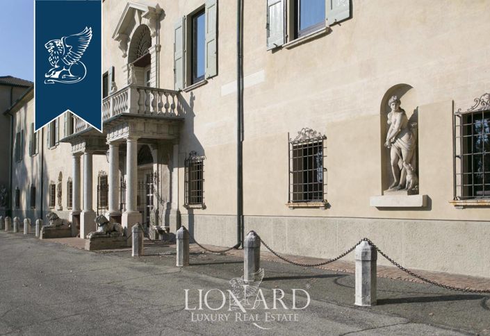 Image No.10-30 Bed Villa for sale