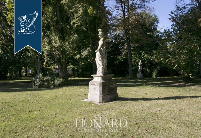 Image No.12-30 Bed Villa for sale