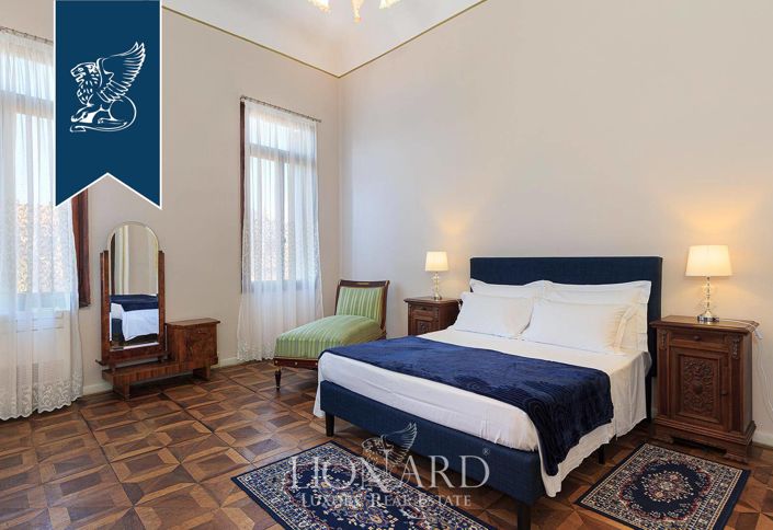 Image No.24-6 Bed Property for sale