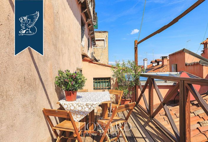 Image No.26-6 Bed Property for sale