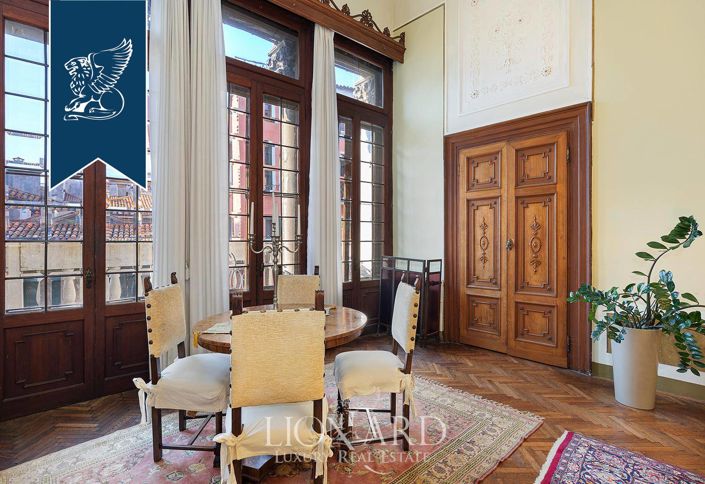 Image No.6-6 Bed Property for sale