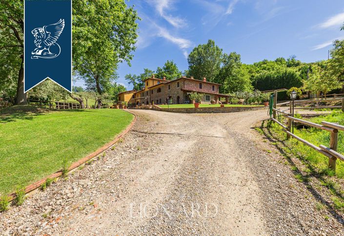 Image No.16-22 Bed Farmhouse for sale