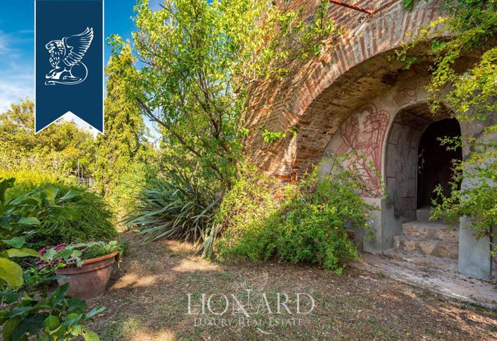 Image No.4-6 Bed Property for sale