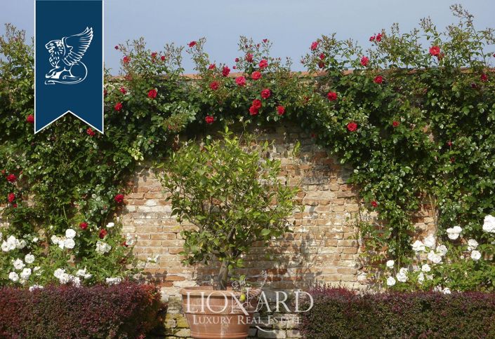 Image No.11-22 Bed Villa for sale