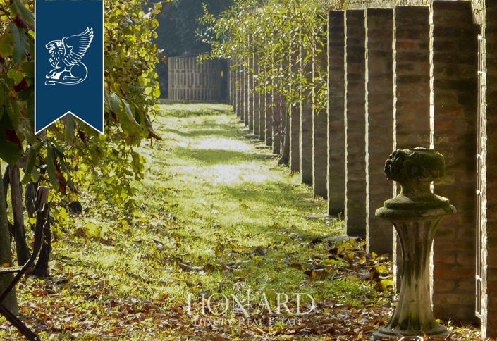 Image No.13-22 Bed Villa for sale