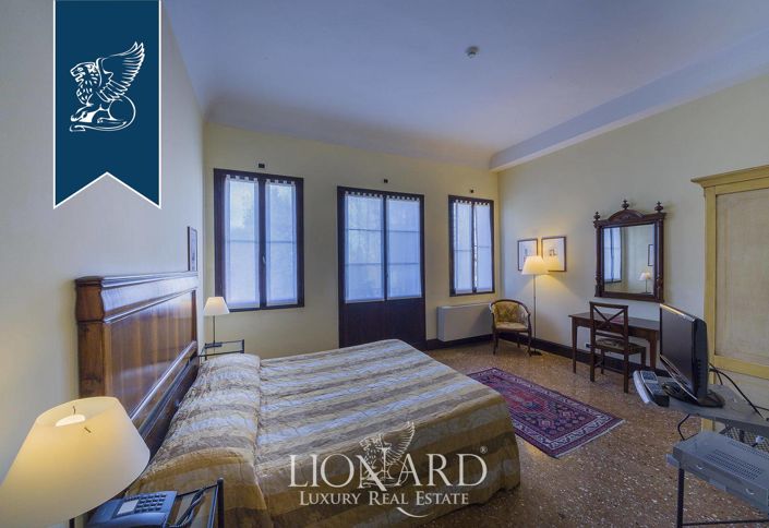 Image No.37-22 Bed Villa for sale