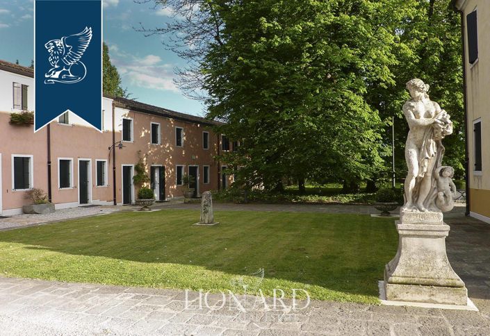 Image No.9-22 Bed Villa for sale