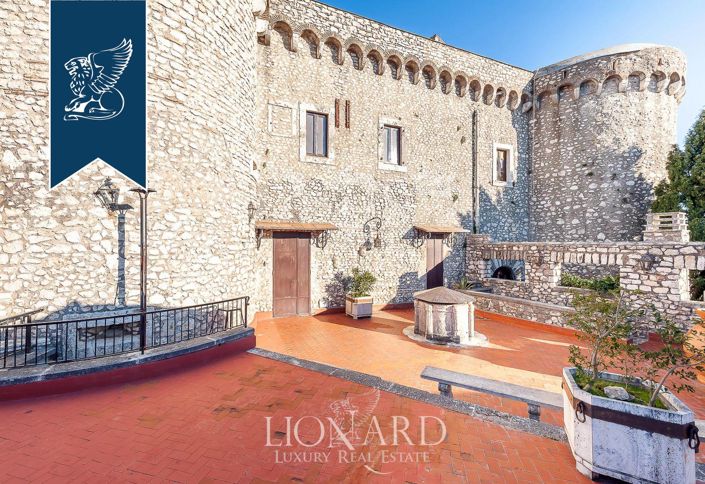 Image No.25-7 Bed Property for sale