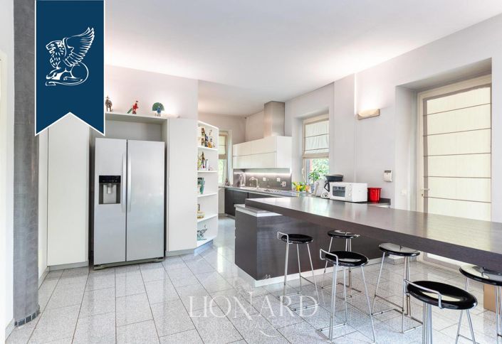 Image No.11-10 Bed Villa for sale