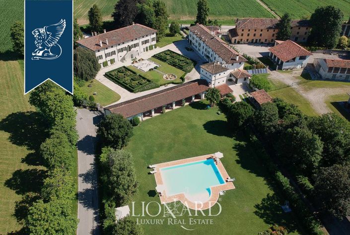 Image No.10-17 Bed Villa for sale