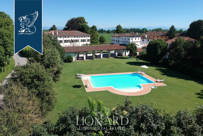 Image No.12-17 Bed Villa for sale