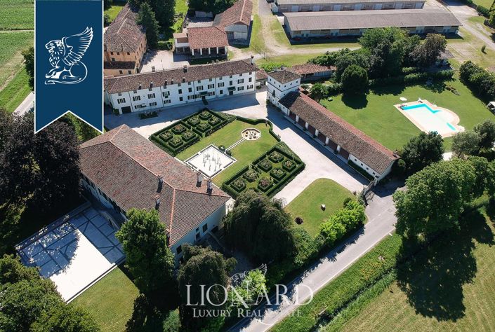 Image No.2-17 Bed Villa for sale