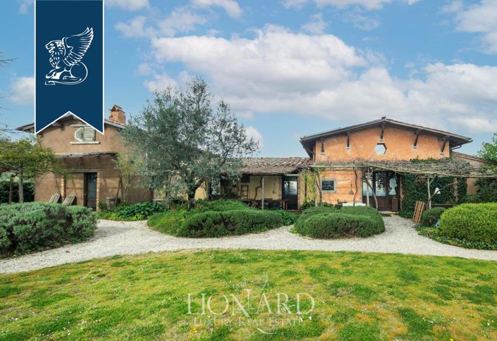 Image No.8-10 Bed Farmhouse for sale