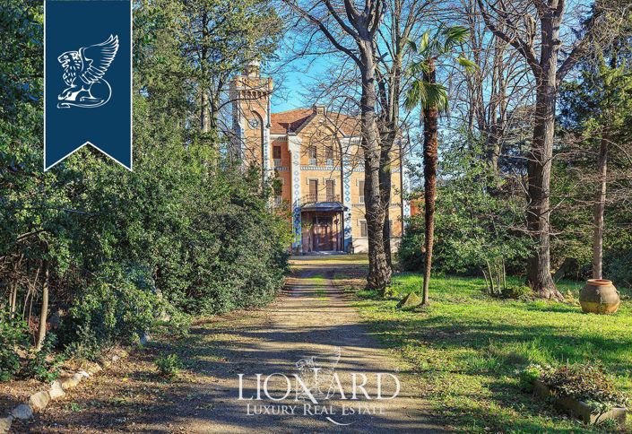 Image No.24-12 Bed Property for sale