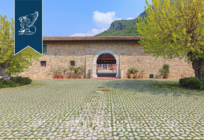 Image No.15-50 Bed Farmhouse for sale