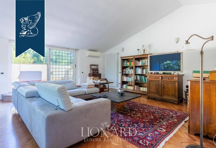 Image No.18-10 Bed Villa for sale