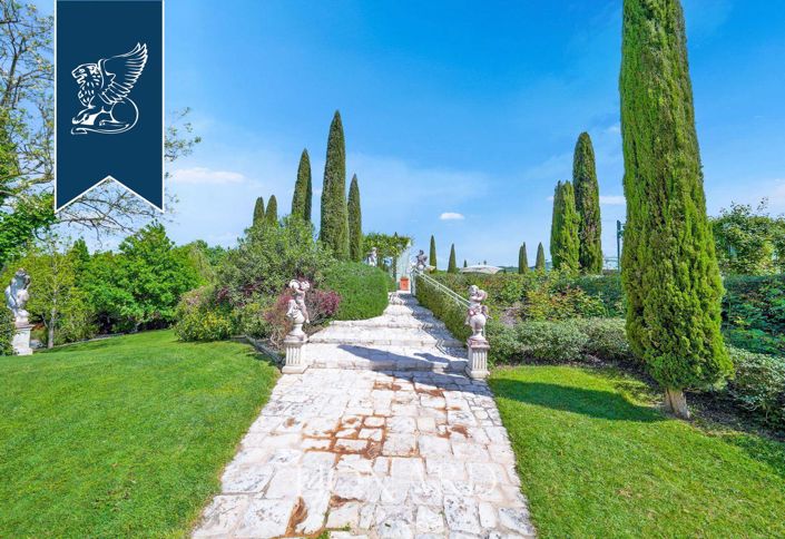 Image No.9-18 Bed Hotel for sale