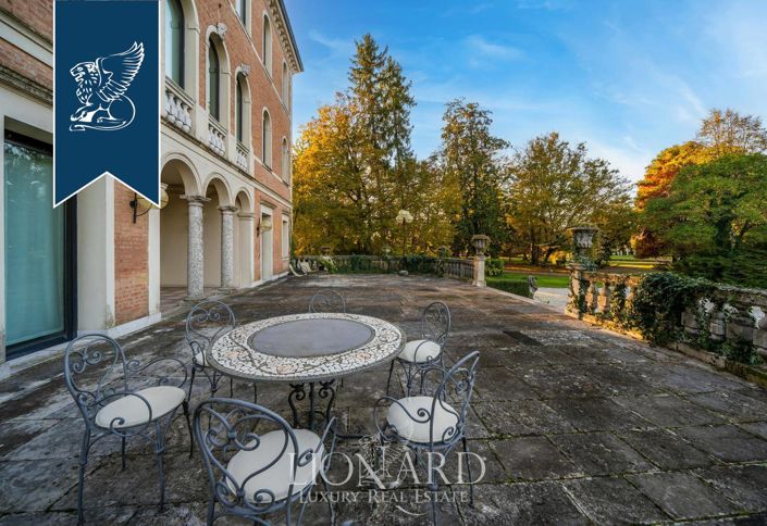 Image No.8-8 Bed Villa for sale