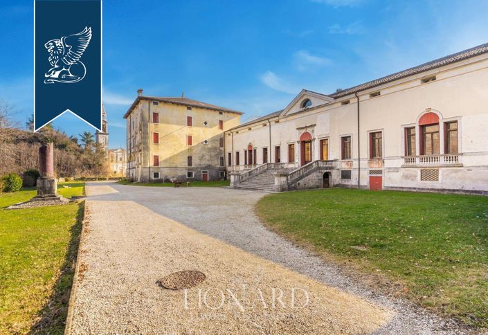 Image No.12-10 Bed Villa for sale