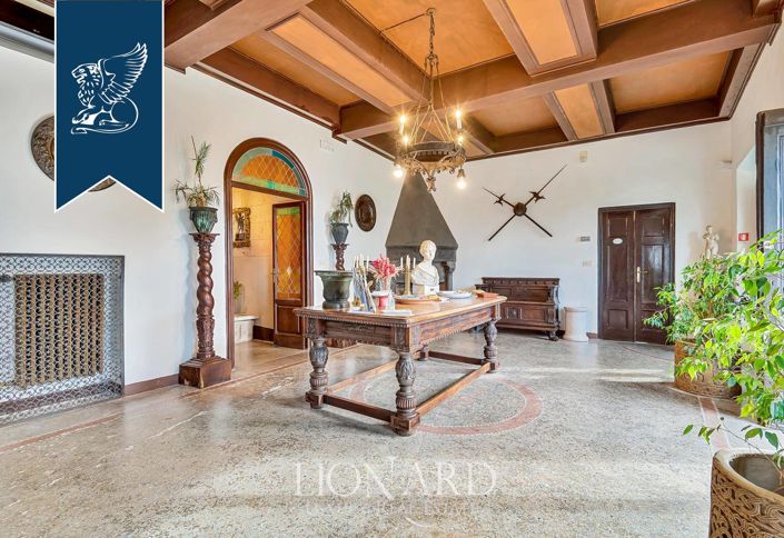 Image No.10-8 Bed Villa for sale