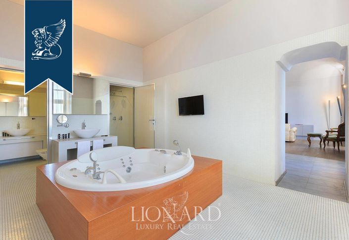 Image No.53-40 Bed Property for sale