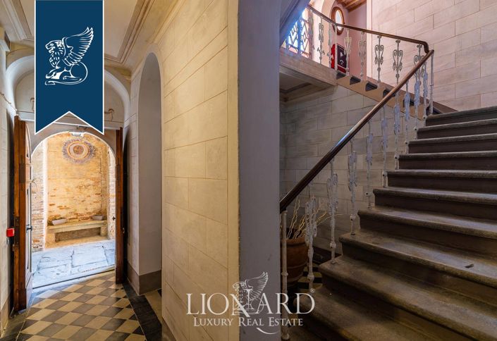 Image No.54-40 Bed Property for sale