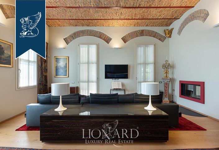 Image No.17-18 Bed Villa for sale