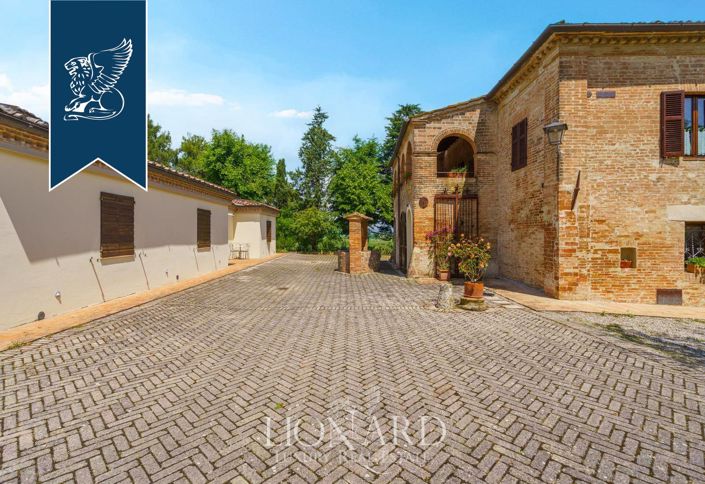 Image No.5-Ferme de 12 chambres à vendre à Asciano