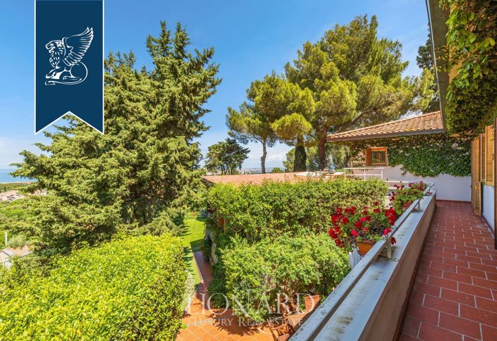 Image No.10-8 Bed Villa for sale