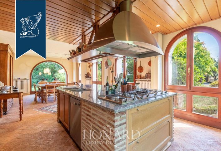 Image No.18-36 Bed Villa for sale