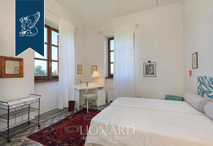 Image No.27-14 Bed Property for sale