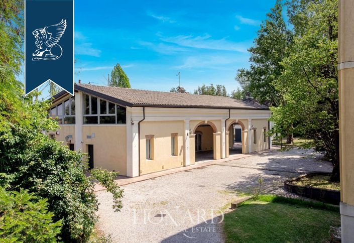 Image No.7-11 Bed Villa for sale