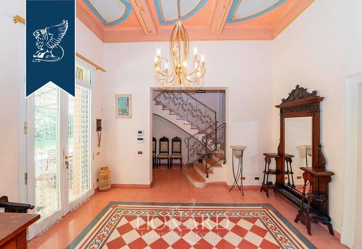 Image No.18-10 Bed Villa for sale