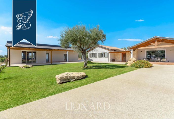 Image No.11-19 Bed Villa for sale