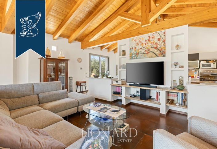 Image No.16-19 Bed Villa for sale