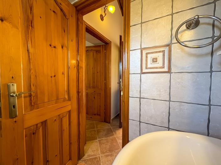 Image No.50-6 Bed House for sale