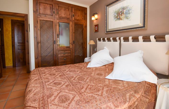 Image No.22-5 Bed Property for sale