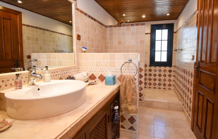 Image No.27-5 Bed Property for sale