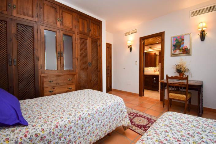 Image No.26-5 Bed Property for sale