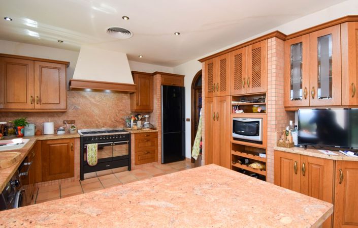 Image No.12-5 Bed Property for sale