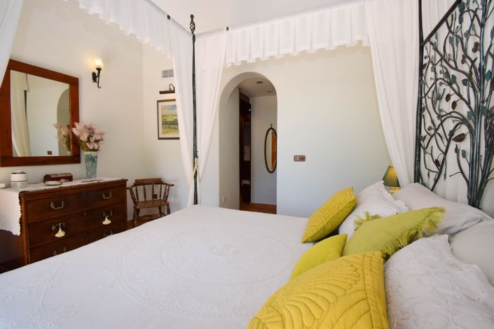 Image No.17-5 Bed Property for sale