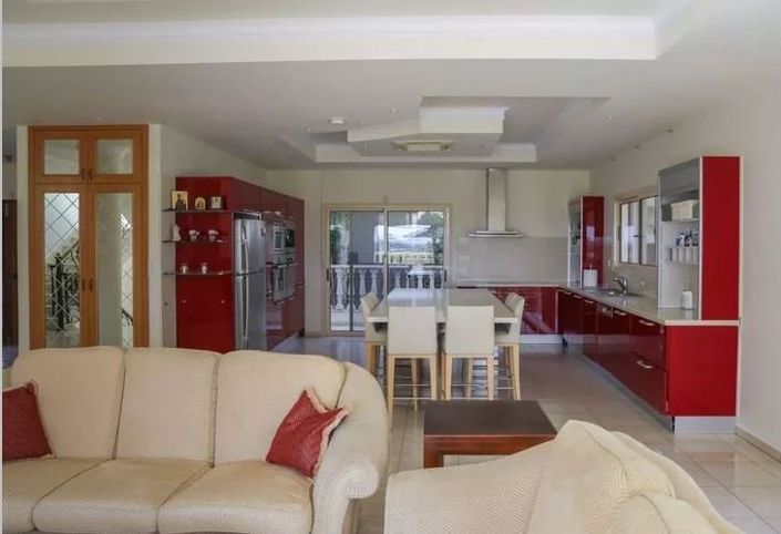 Image No.8-5 Bed House for sale