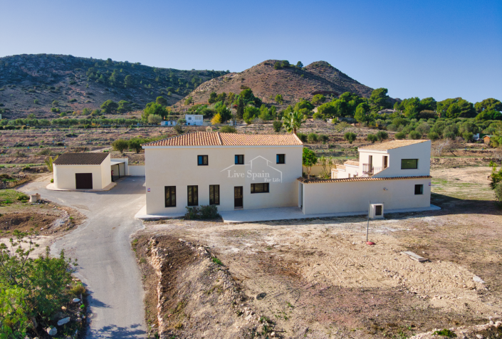 Image No.7-6 Bed Country Property for sale