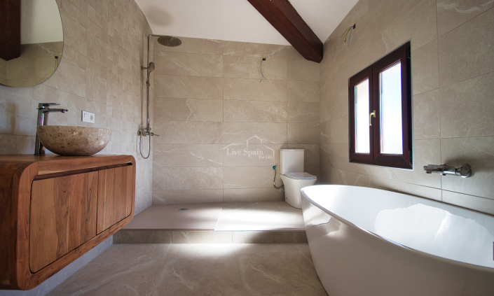 Image No.19-6 Bed Country Property for sale