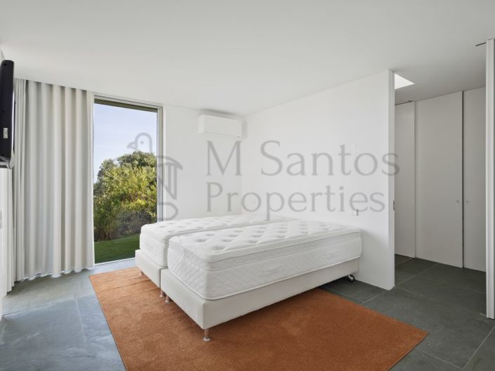 Image No.25-4 Bed House for sale